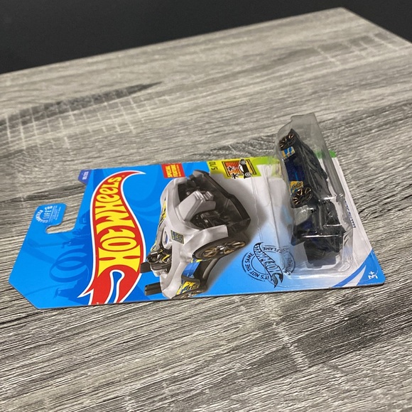 Hot Wheels | Exotics #5/10: Electro Silhouette - 1:64 Scale Die Cast - Picture 4 of 11